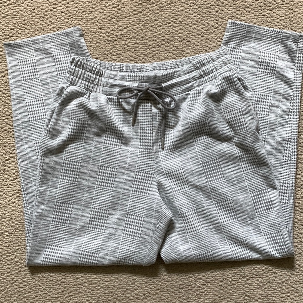 a new day Women’s size XS - houndstooth grey pattern. Excellent Condition